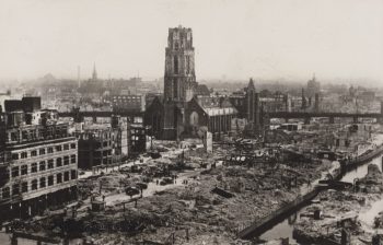 De kerktorn staat nog overeind