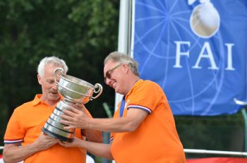 Robbert van den Bosch (piloot) en Christian Wolf (caller) met hun beker