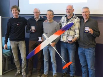 van links naar rechts:  Hendrik ten Cate (Hoofdbestuur KNVvL) Tjarko van Empel, Joris Crèvecoeur, Cor van der Leeuw (ploegleider) en Peet Doddema.