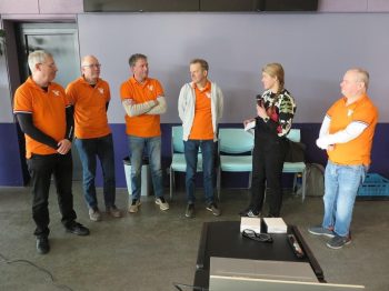 hoofdbestuurslid Amanda Tijben reikt de KNVvL zilveren erepenningen uit aan de F3E ploeg. Vlnr: Peet Doddema, Tjarko van Empel, Mark de Groot, Joris Crèvecoeur, Amanda Tijben en Paul Beks.