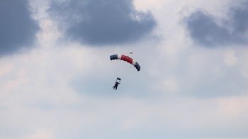 Tandem parachute
